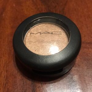 MAC Honesty Lustre Eyeshadow